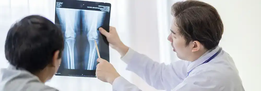 image of orthopedic specialist showing x-ray