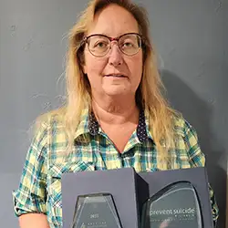 sue mitchell holding metz award