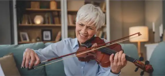 woman playing the violin